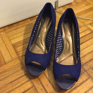 Open toe blue wedges