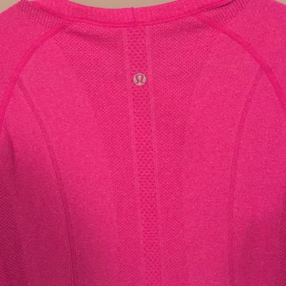 Lululemon Athletica shortsleeved Work Out Too