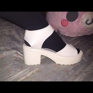 White platform sandals, with velcro strap!