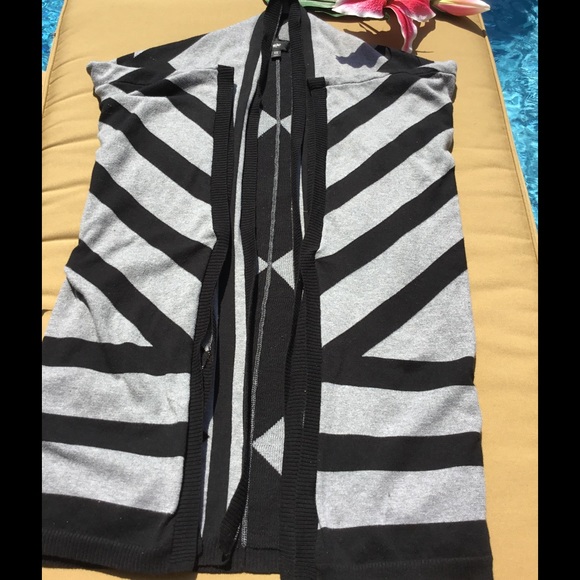 CLOSET CLOSED FOR SUMMER - Picture 2 of 3