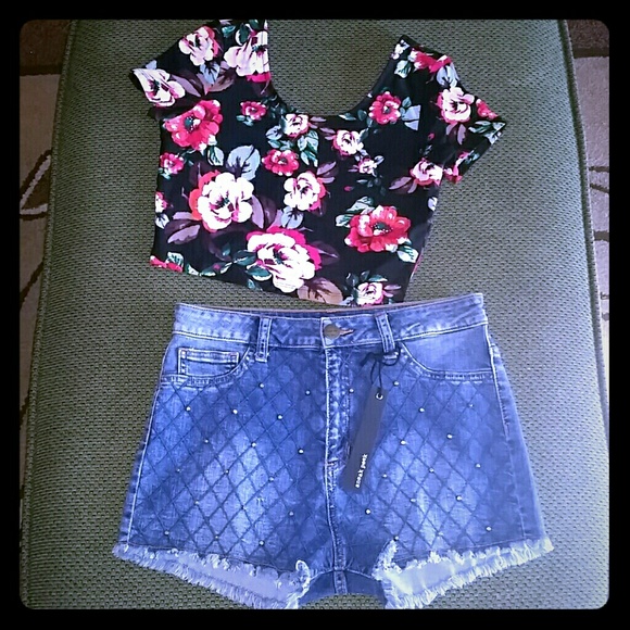 SOLD ⓂFloral Print Crop Top - Picture 1 of 4