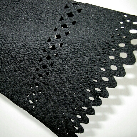 New black mini dress lazer cut punching detail - Picture 3 of 4