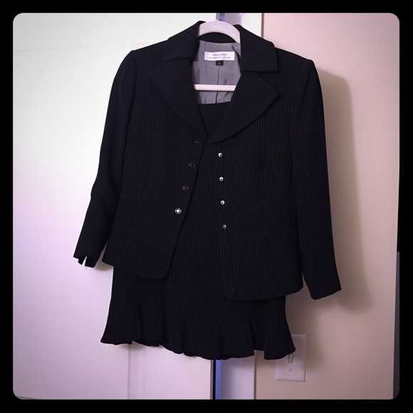 Tahari suit ensemble.  Skirt and jacket. Size 4.