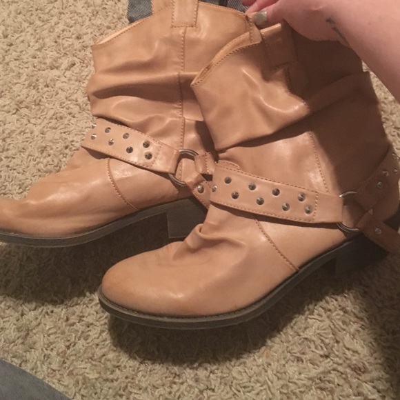 Tan studded boots. - Picture 1 of 4