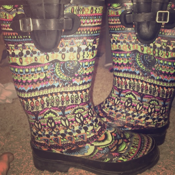 Fuzzy lined rain boots. - Picture 1 of 4