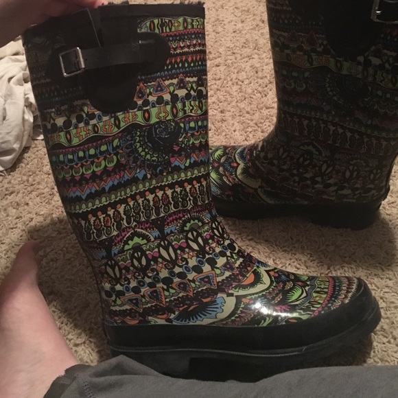 Fuzzy lined rain boots. - Picture 2 of 4