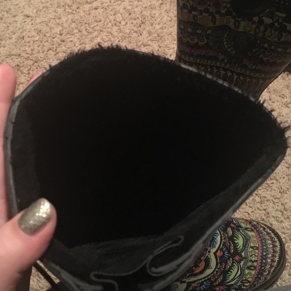 Fuzzy lined rain boots. - Picture 3 of 4