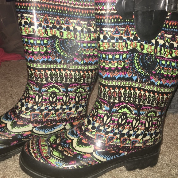 Fuzzy lined rain boots. - Picture 4 of 4