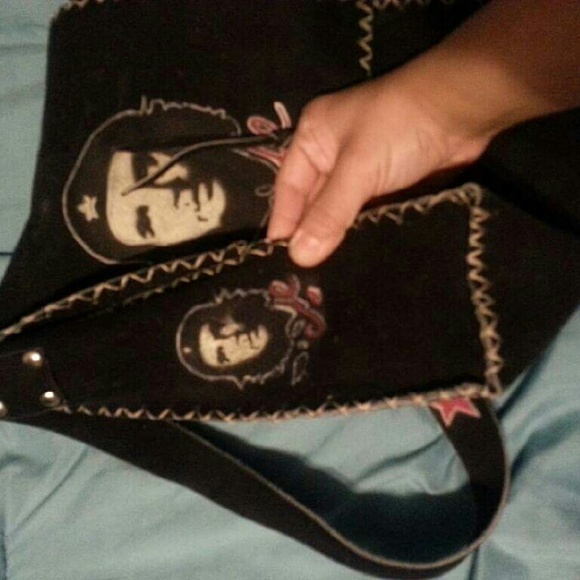 Ché bag made of real leather.