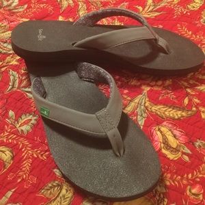 Sanuk Flip Flops Size 8 Gray
