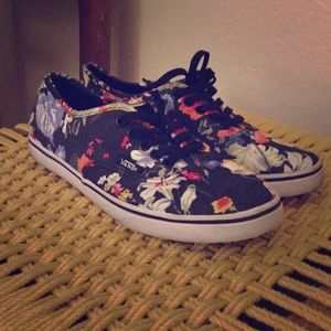 Size 7 vans in women's