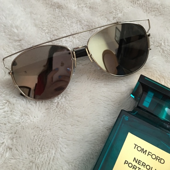Accessories - ✨SALE ✨Silver Mirrored Reflective Sunglasses