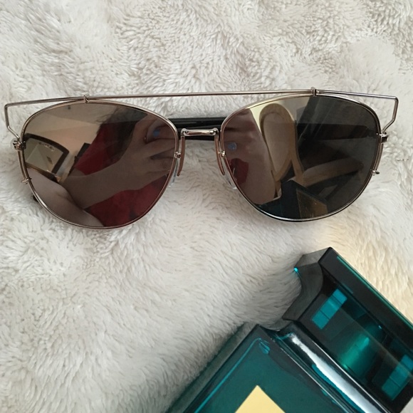 ✨SALE ✨Silver Mirrored Reflective Sunglasses - Picture 2 of 4