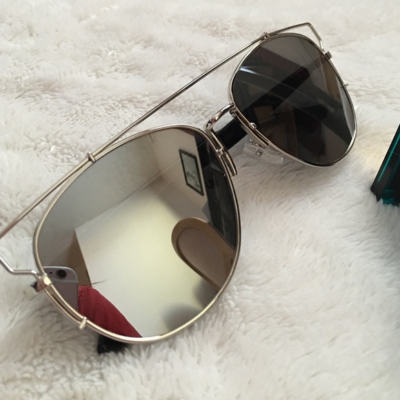 ✨SALE ✨Silver Mirrored Reflective Sunglasses - Picture 3 of 4
