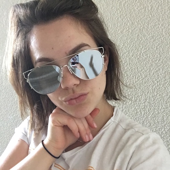 ✨SALE ✨Silver Mirrored Reflective Sunglasses - Picture 4 of 4