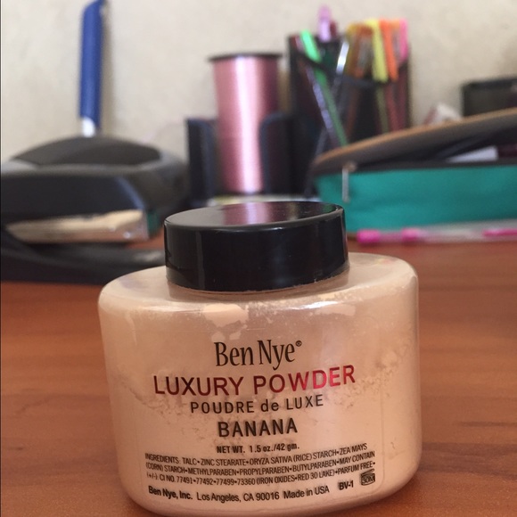 New authentic Ben nye banana powder 1.5 oz - Picture 2 of 3