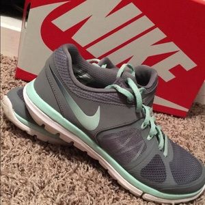 7.5 nike running shoes LIKE NEW