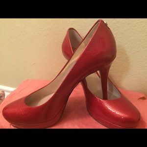 Micheal kors ionna pump