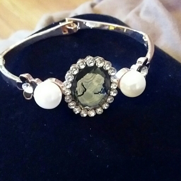 Rhinestone inlaid golden bangle bracelet - Picture 2 of 4