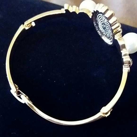 Rhinestone inlaid golden bangle bracelet - Picture 3 of 4