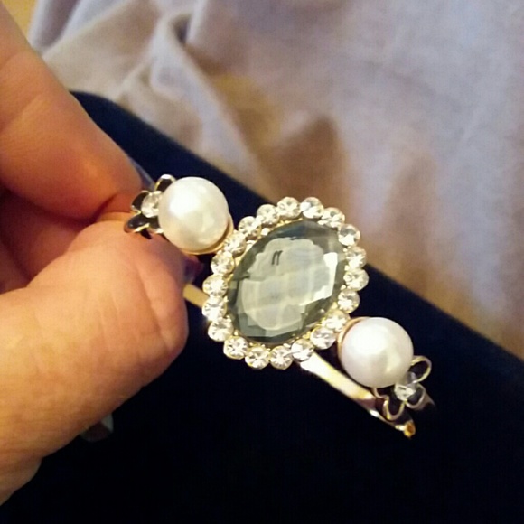 Rhinestone inlaid golden bangle bracelet - Picture 4 of 4