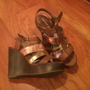 Madden Girl Kaycee wedges. 8 1/2. Gold and brown