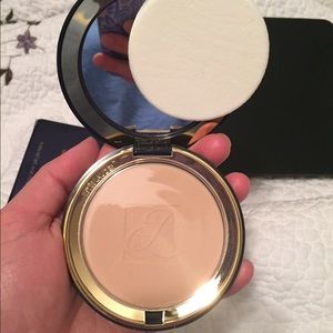 Estée Lauder compressed powder