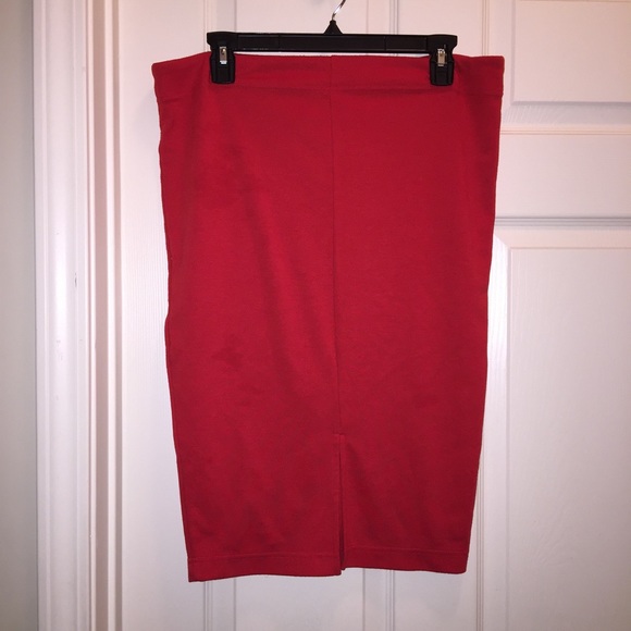 Red mini skirt - Picture 2 of 2