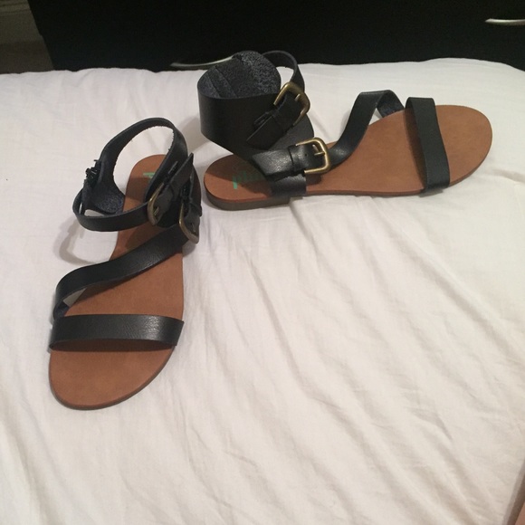 Black zip up Plume sandals! Brand new! Size 8