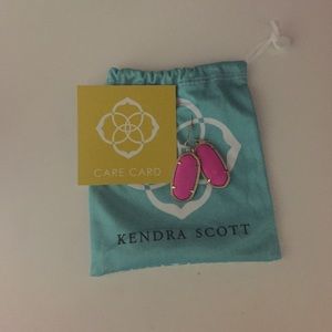 Elle Kendra Scott Magenta earrings!