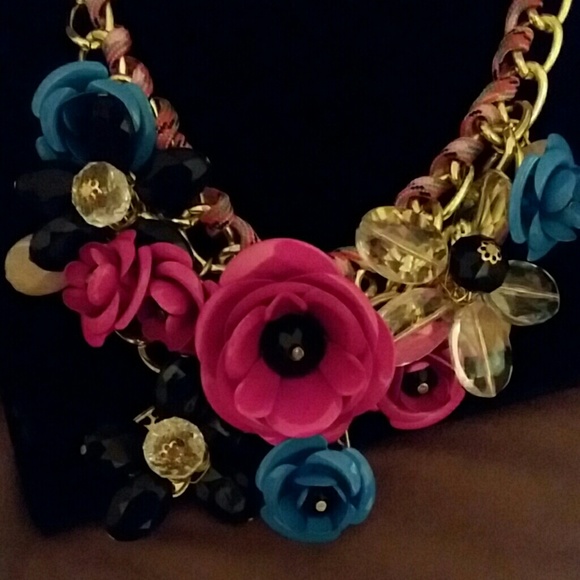 SOLD***Flower Custer design necklace - Picture 3 of 3