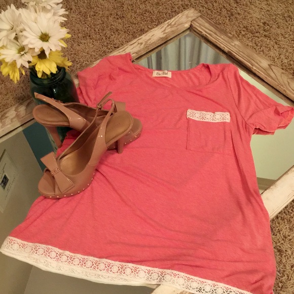 🌷 New 🌷 Adorable light red top with lace detail - Picture 3 of 3