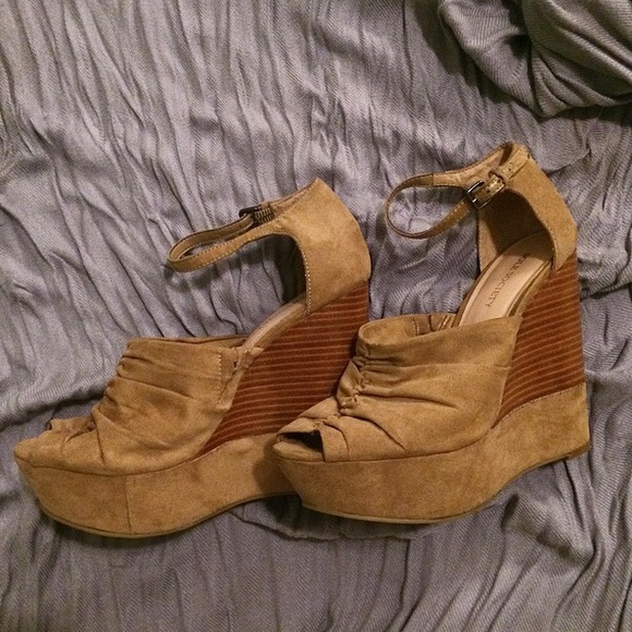Sole Society Tan Suede Wedges