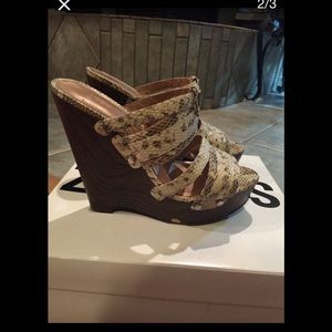 BCBG GENERATION WEDGES SIZE 8 1/2