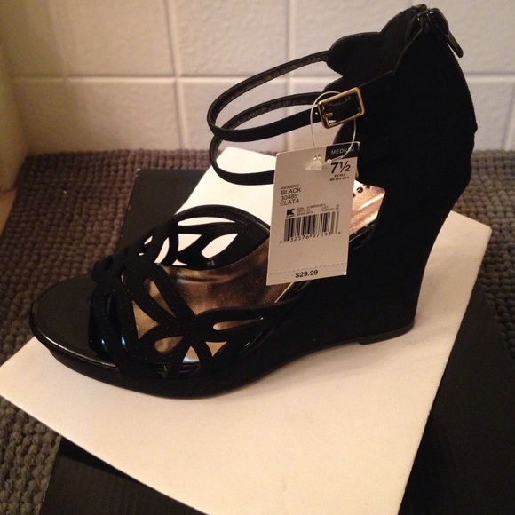 🆕 Black Stappy Wedges