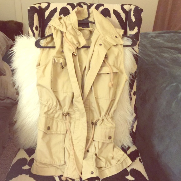 Cargo pocket vest