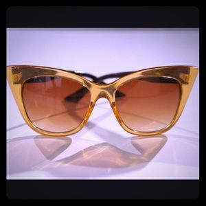 Quay Modern Love gold sunnies