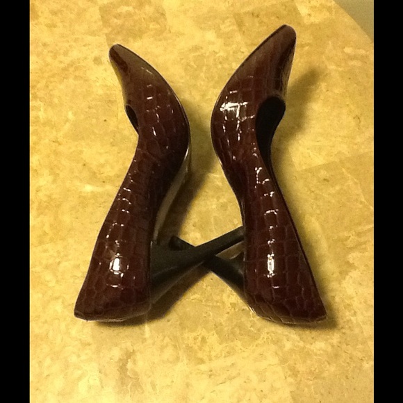 Wine colored pumps!!! - Picture 3 of 4