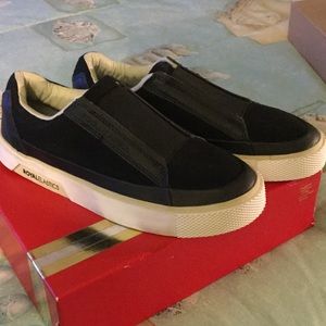 EXCLUSIVE Grammy swag Royal Elastics Queen shoes