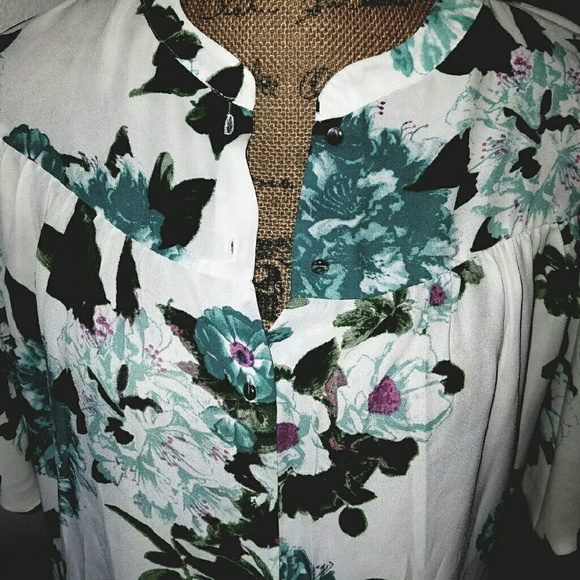 Beautiful flowy button down top - Picture 2 of 4