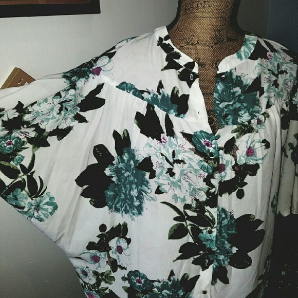 Beautiful flowy button down top - Picture 3 of 4