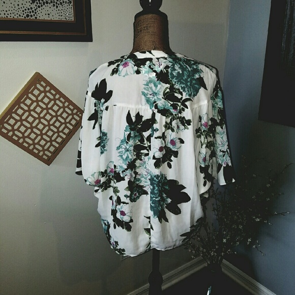 Beautiful flowy button down top - Picture 4 of 4