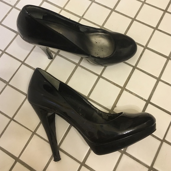 Nine West black patent pumps