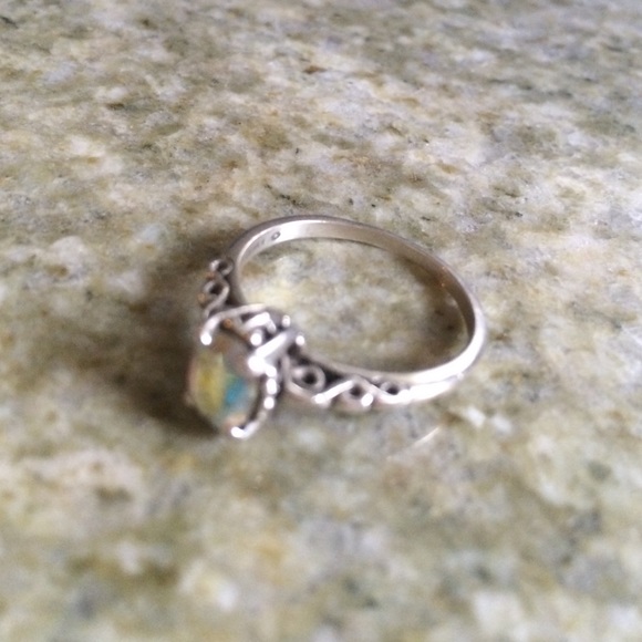 Beautiful ring - Picture 2 of 3