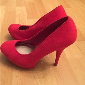 Size 8 red pumps