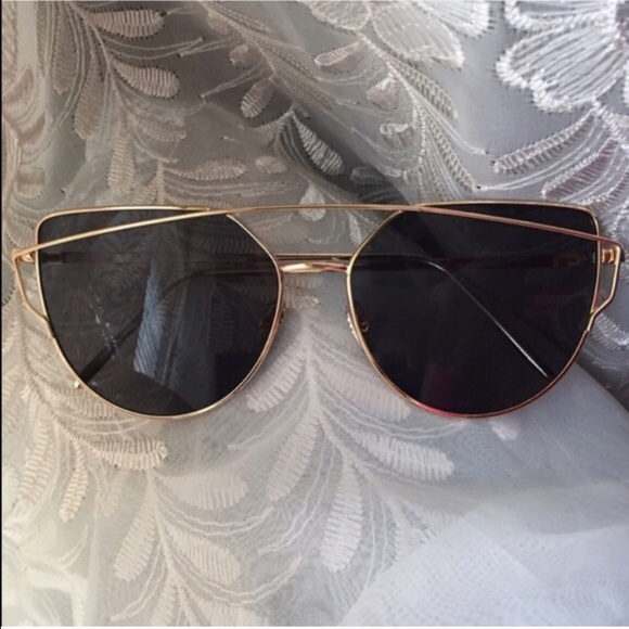 CASE INCLUDED Dark Lens/Gold Frame Cross Wire - Picture 2 of 4