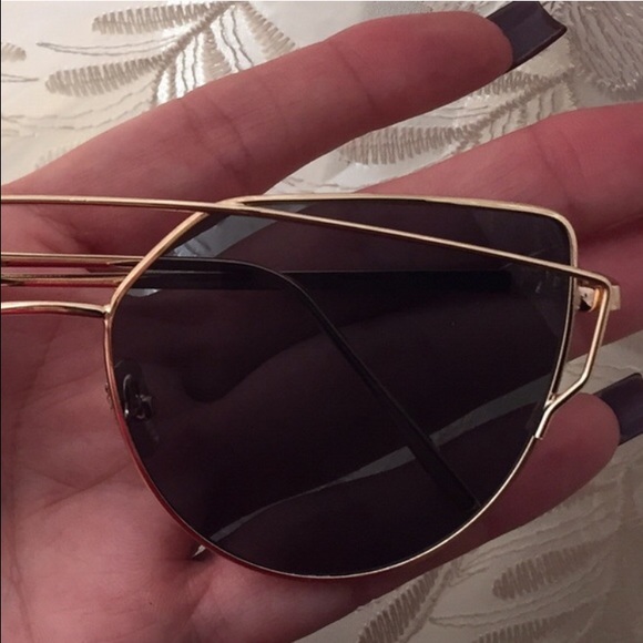 CASE INCLUDED Dark Lens/Gold Frame Cross Wire - Picture 4 of 4