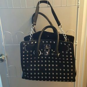 Regular black purse with studs