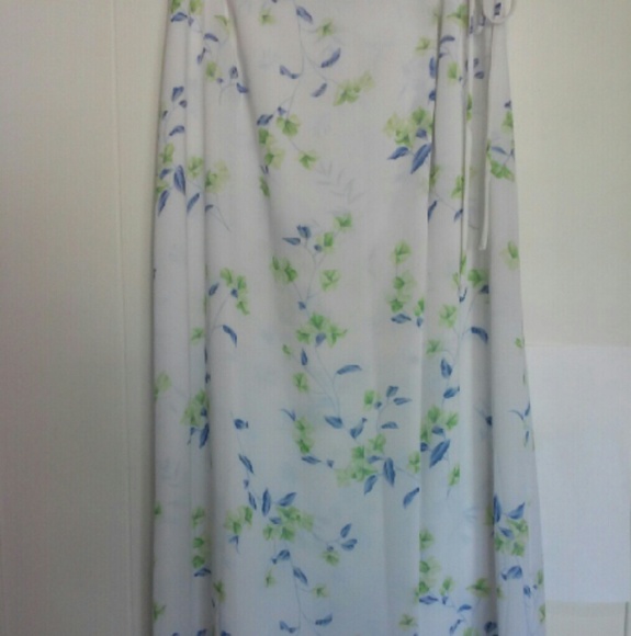 Feminine Flirty Floral Wrap Skirt 🌙💕💛 OBO - Picture 2 of 3