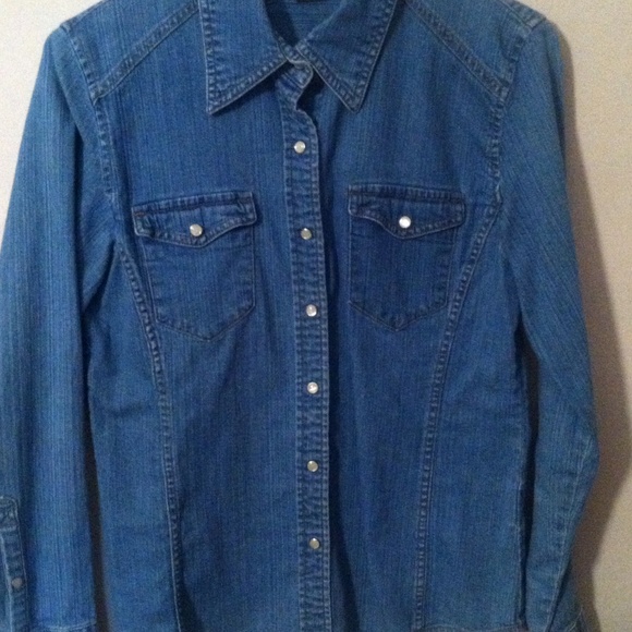 Women's basic denim long sleeved shirt
